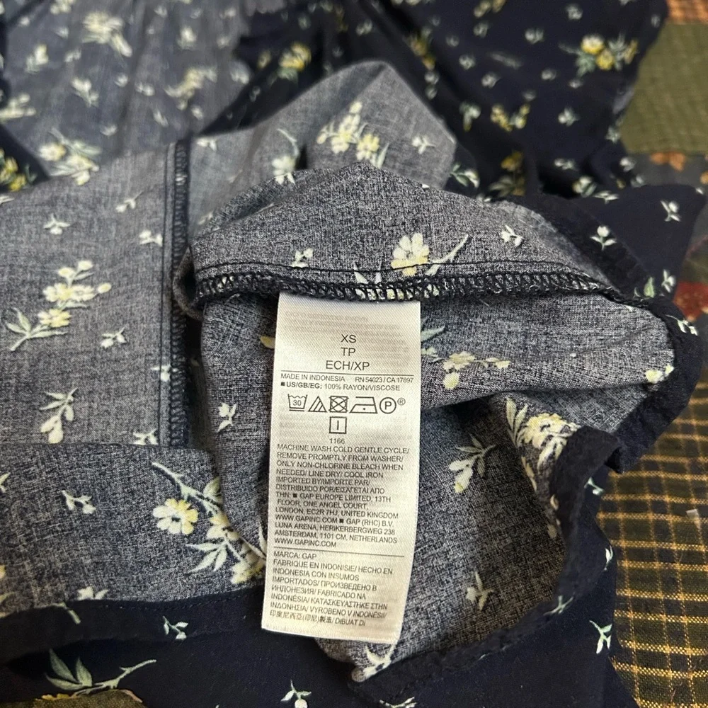 GAP Navy Floral Blouse - Women’s size X-Small - Picture 5 of 7